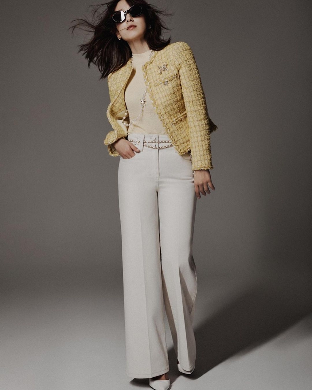 挑選色彩鮮豔的粗花毛呢外套搭配。