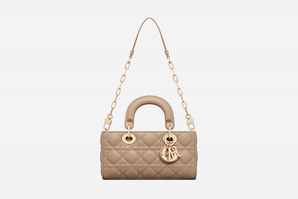 金屬的肩背帶。