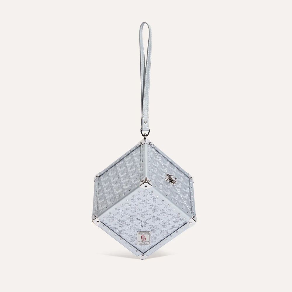 Y形皮革飾邊突出其簡潔的線條。