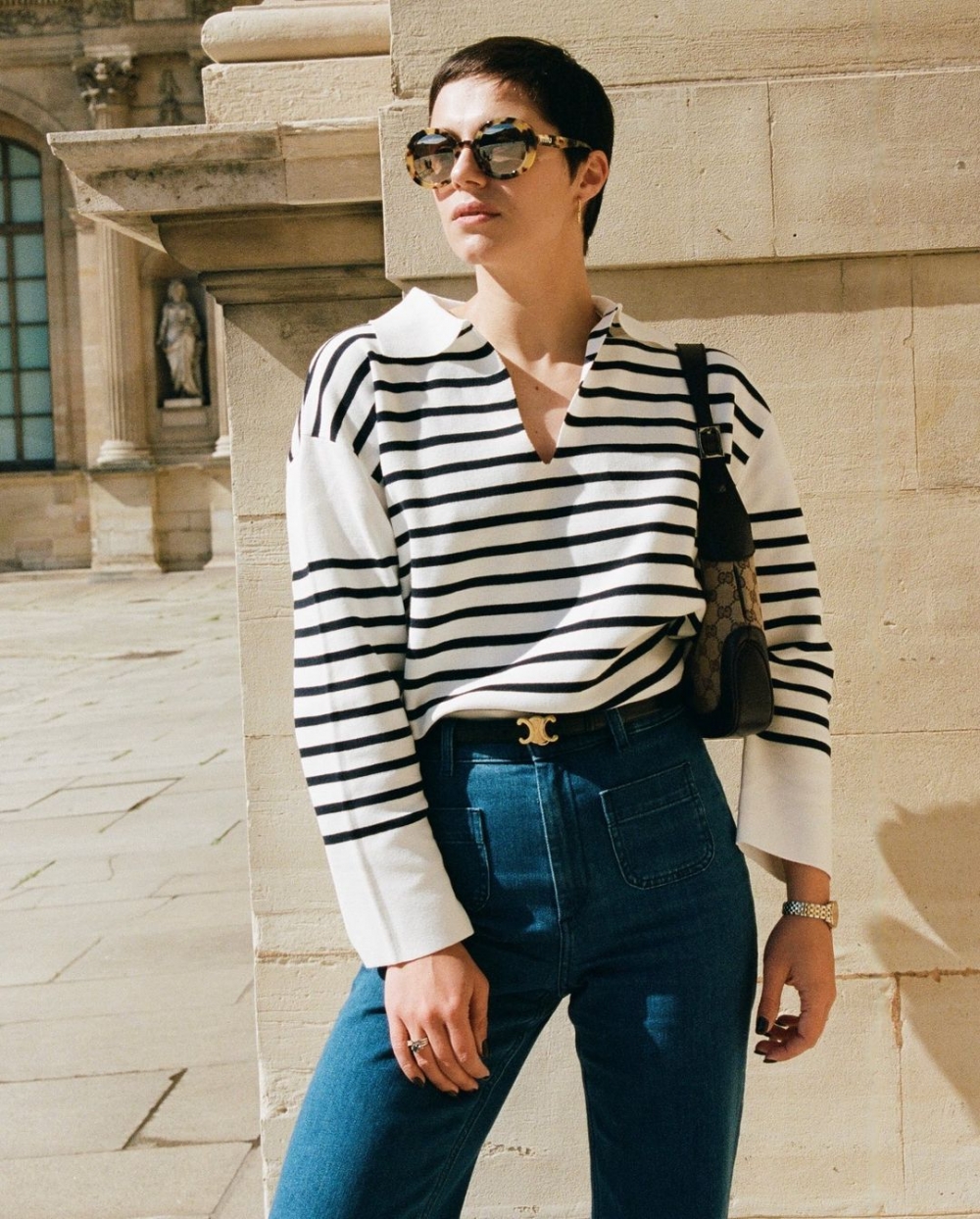 簡約條紋上衣紮進牛仔褲的造型。
