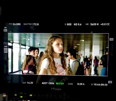 她也是一位演員。