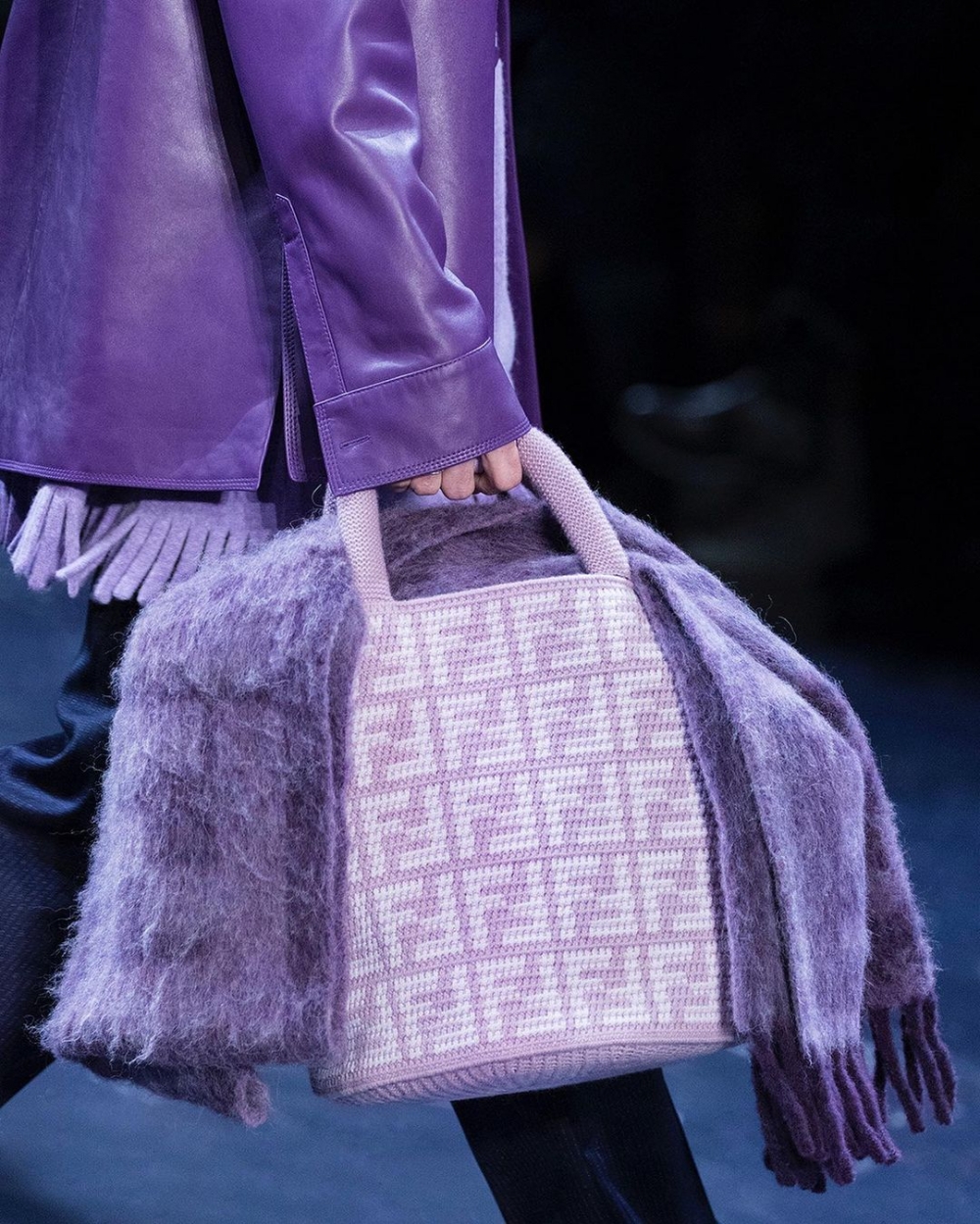 紫色的FF圖案手提包。