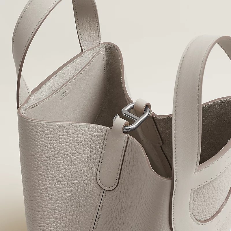 搭配著銀色的金屬釦環。