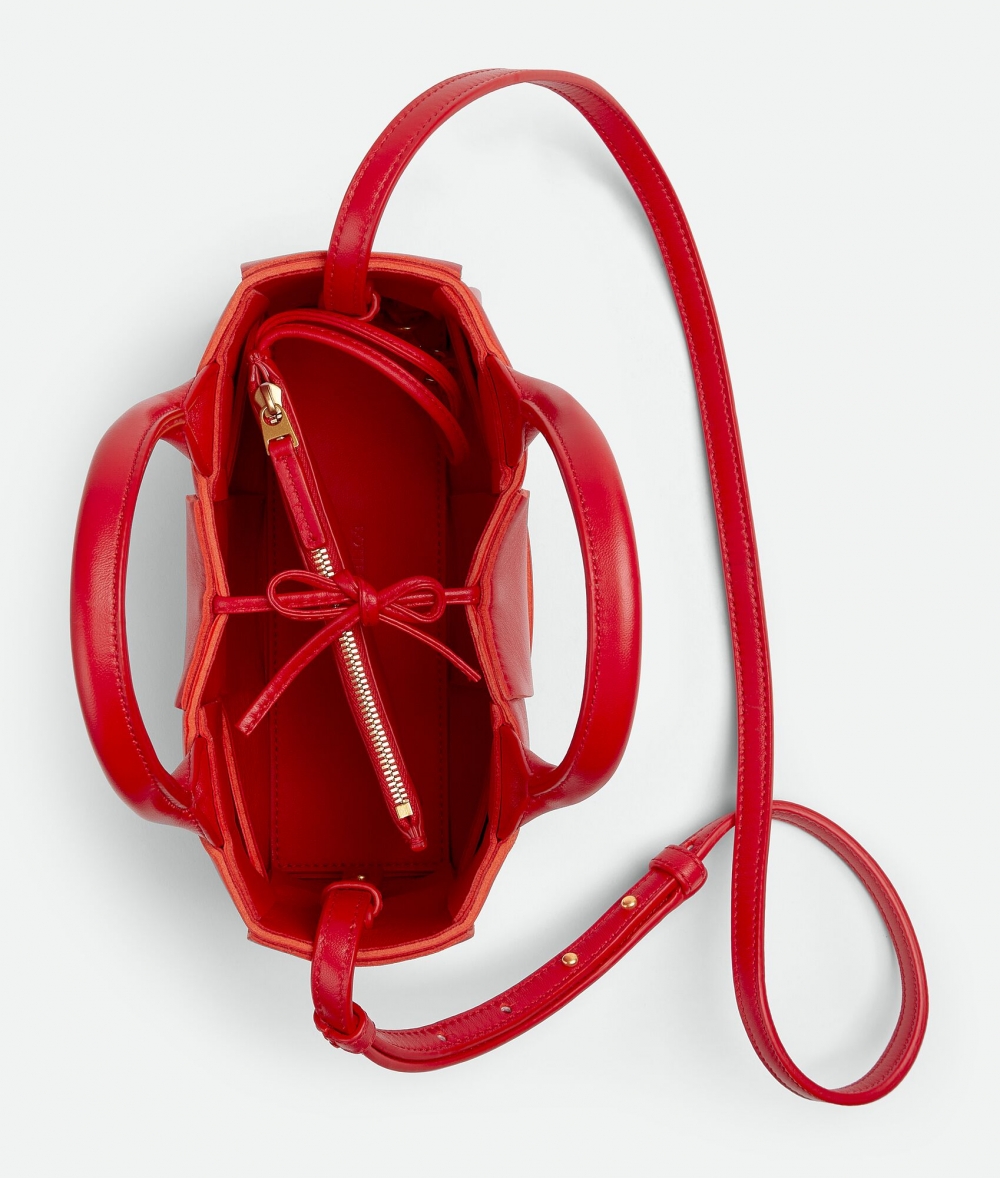 內部設有拉鍊口袋以及皮革繩扣 