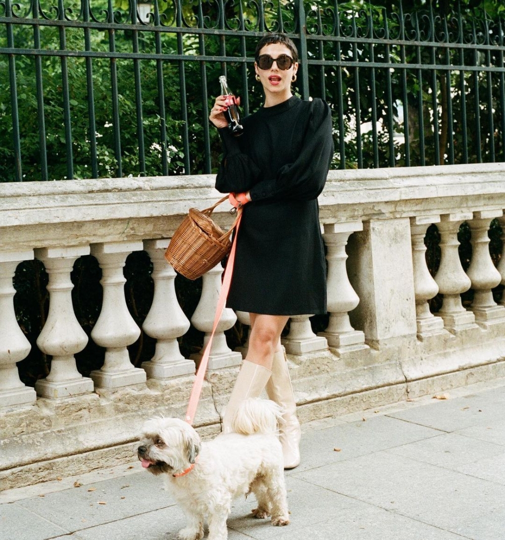 悠閒的寬鬆上衣並拎上編織手袋。