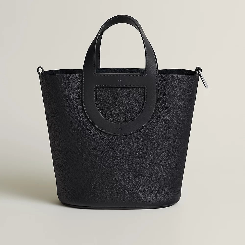 黑色的Hermès In the Loop 23 Bag。