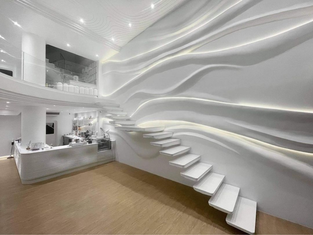 許多人都是因為這個質感懸浮樓梯前往。