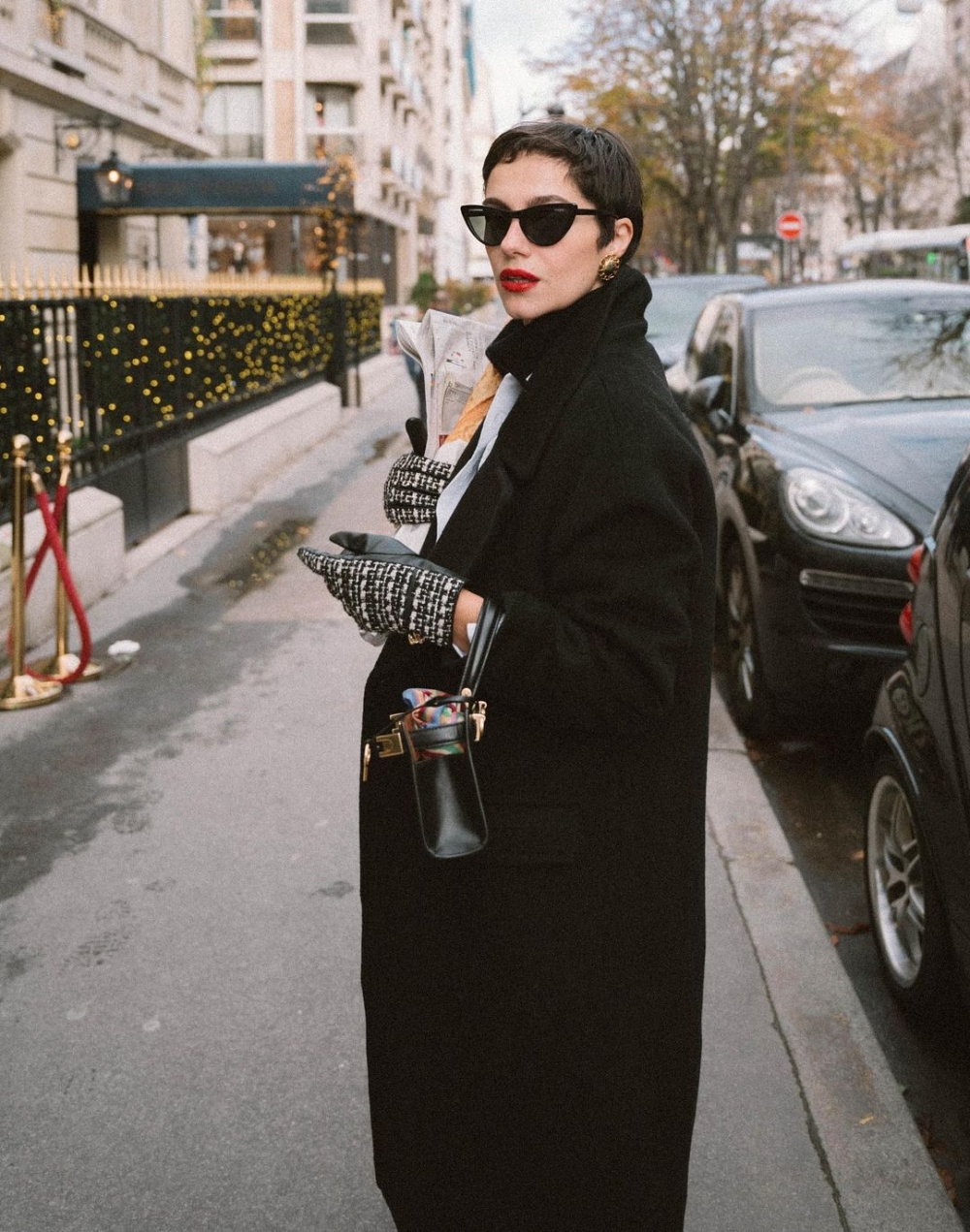 超級短髮，充滿復古情調的身影。