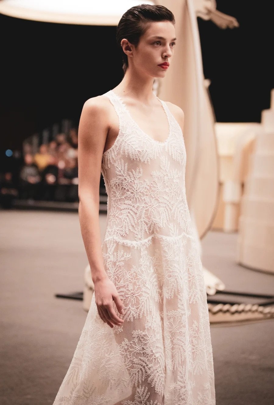 以清透薄紗精心製作而成。