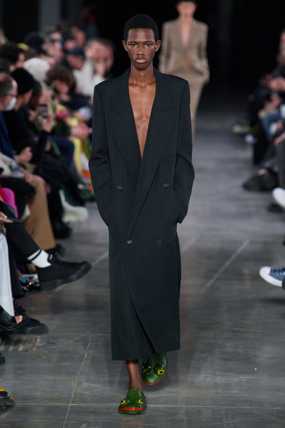 將日常生活中會看見的物品衝撞出詭譎又獵奇的氛圍