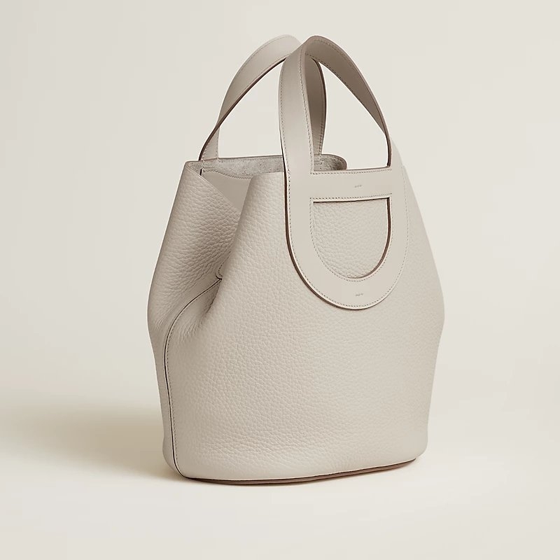 搭配著金屬釦環的設計也相當時髦。