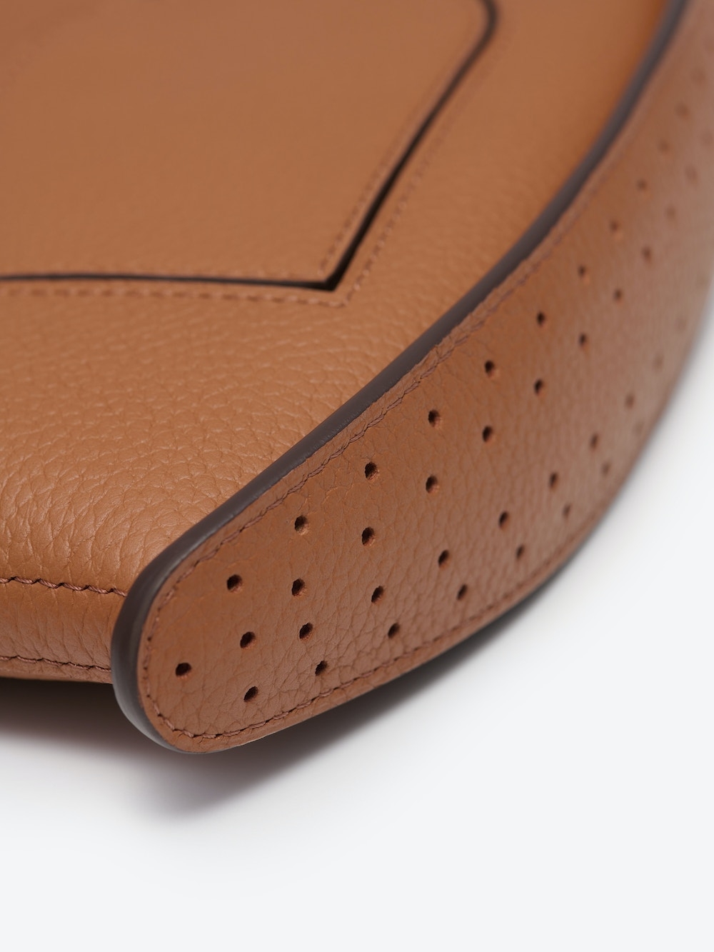 採用Taurillon Soft柔軟小牛皮製作而成。