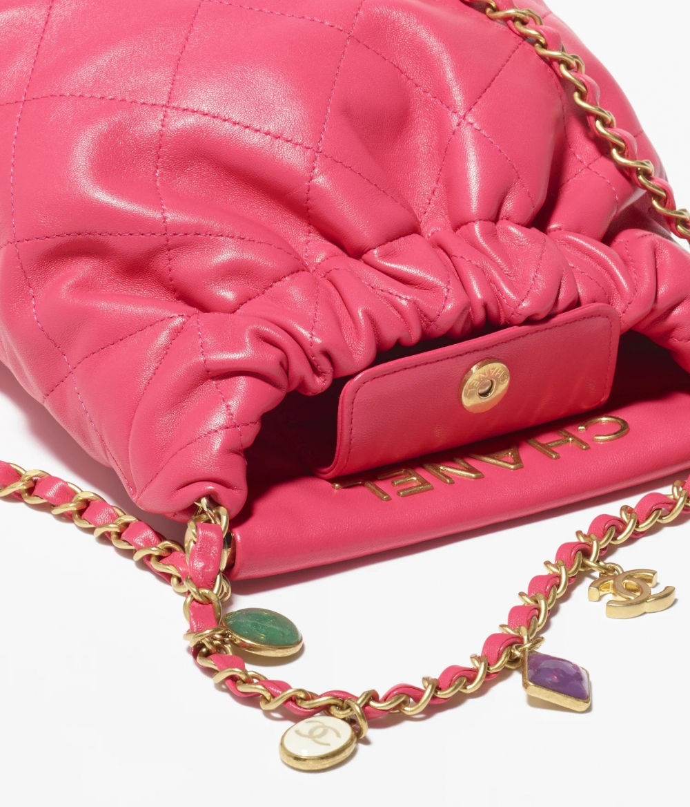 束口與金屬暗扣設計作為手袋開合處。