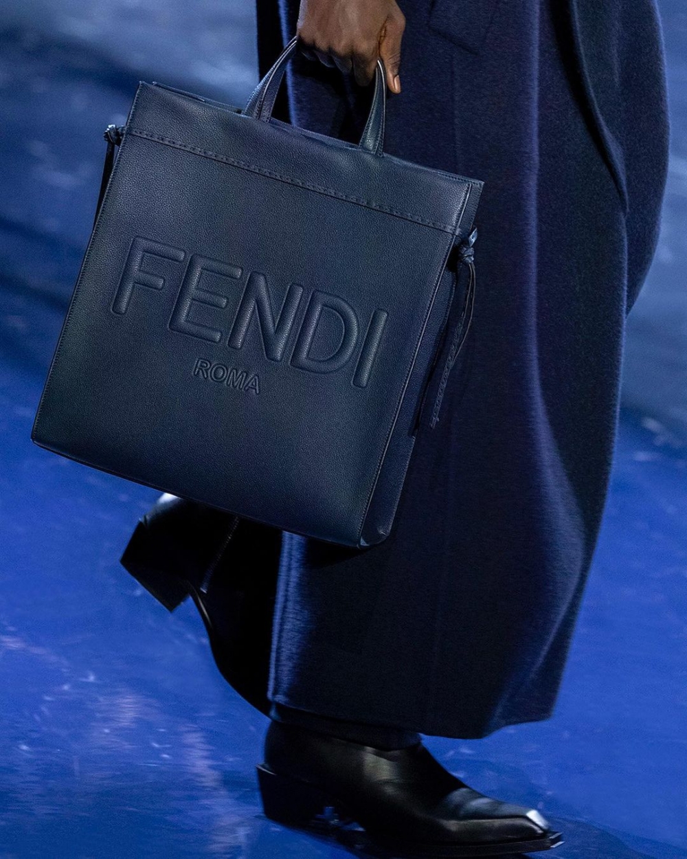 皮革製的Tote手袋更是質感代表。