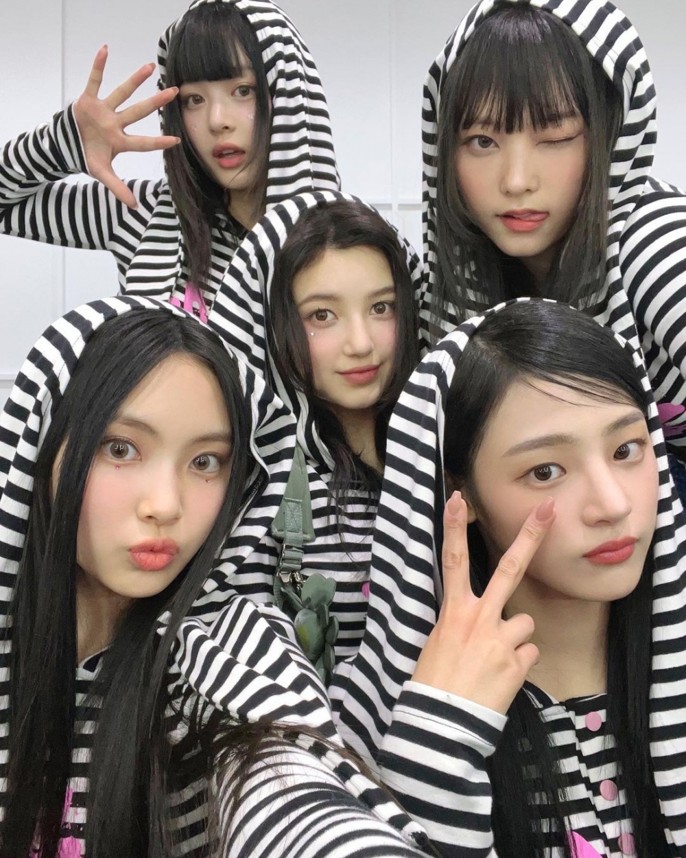 視覺妝容將團員們甜美活力的風格表露無遺
