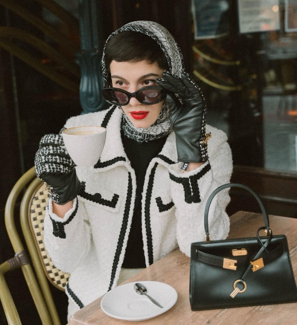 綁上頭巾展現淡雅溫柔的氣質。