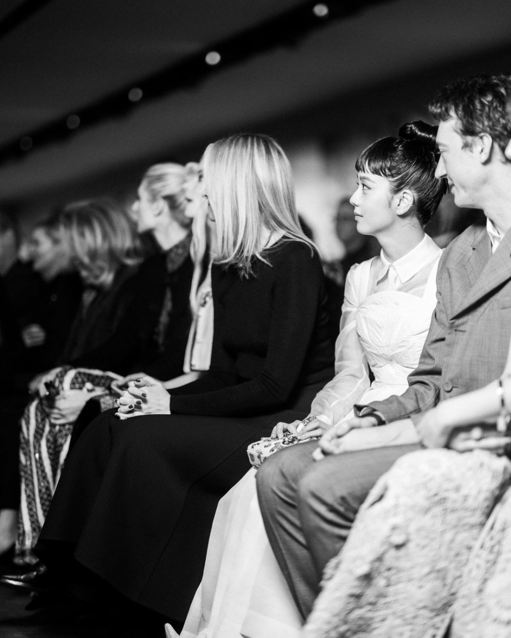 Jisoo與眾嘉賓一起坐在前排欣賞Dior 2023春夏高級訂製系列時裝大秀。