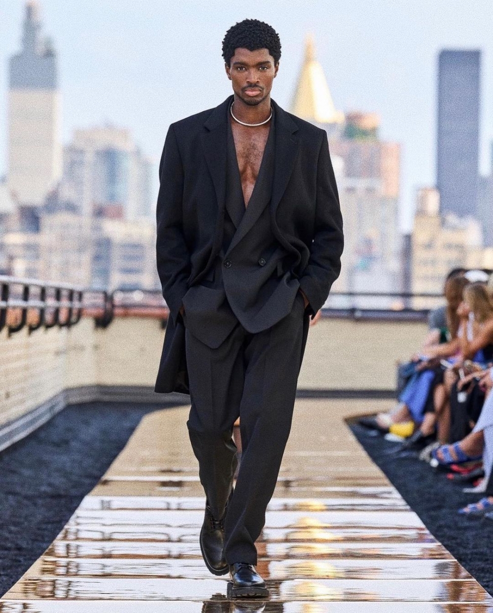 今天讓我們一起來認識這位在時尚界當紅的男模Alton Mason。