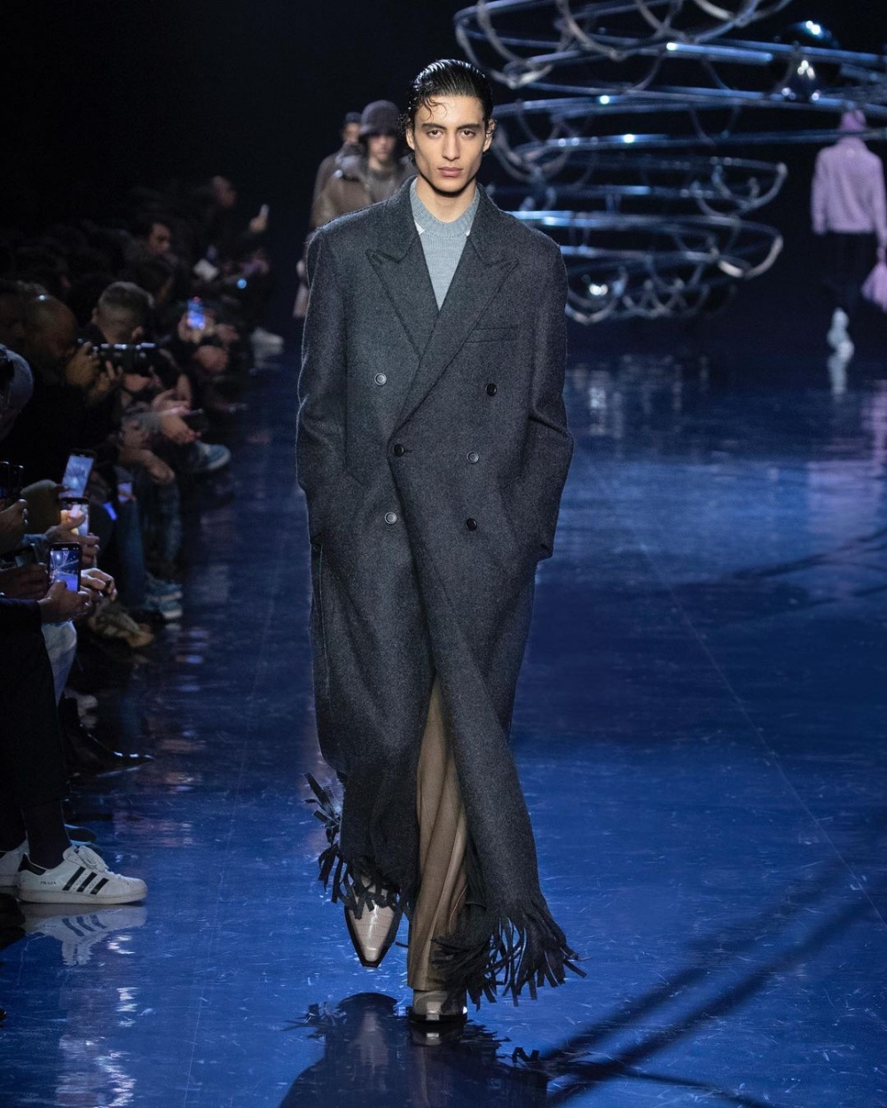 連西裝外套裡也能看見流蘇設計。