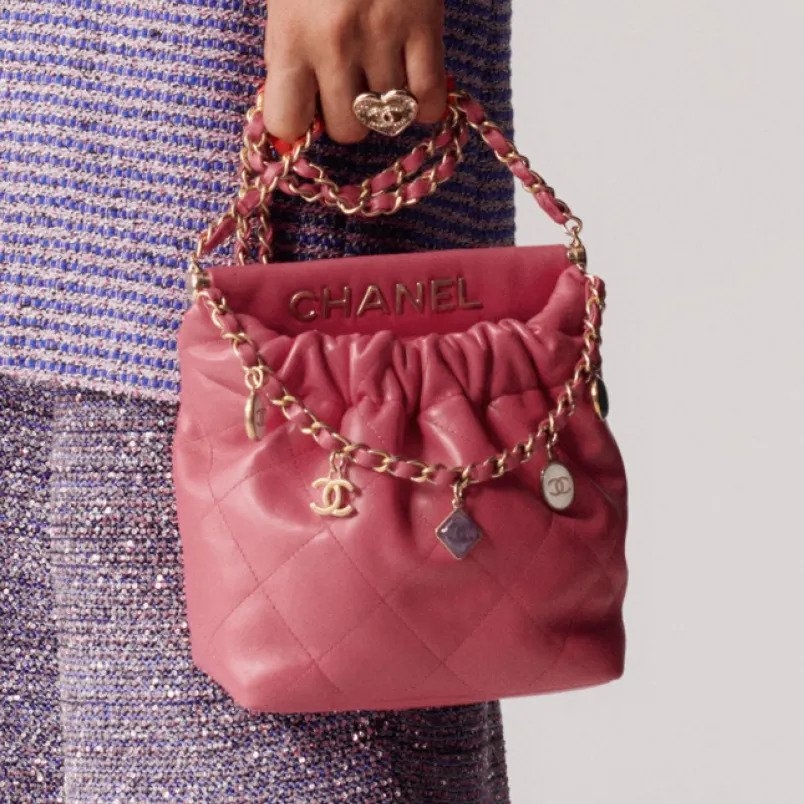 CHANEL 2023春夏前導系列全新水桶包。