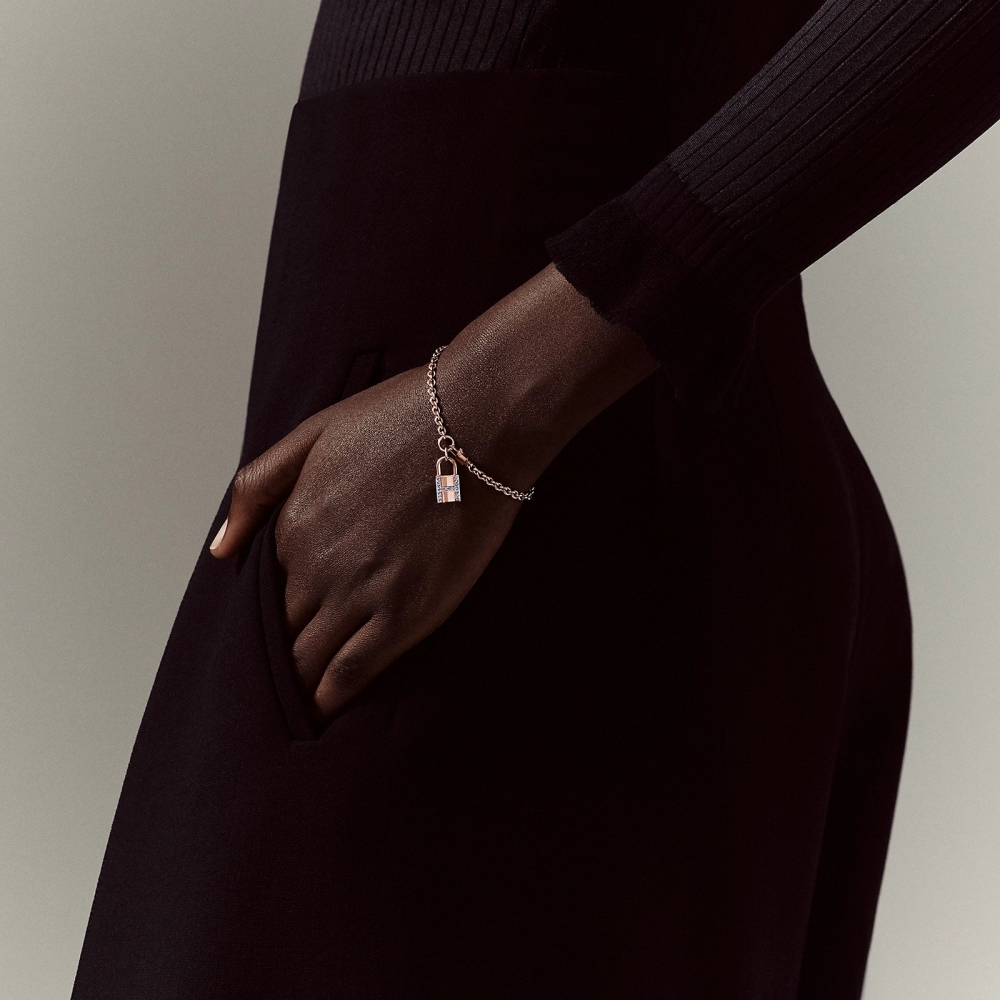 模特兒詮釋Amulettes Cadenas Bracelet。