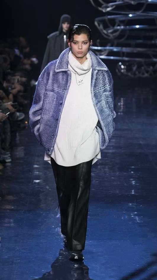 本次秀場上出現的毛毛大衣。