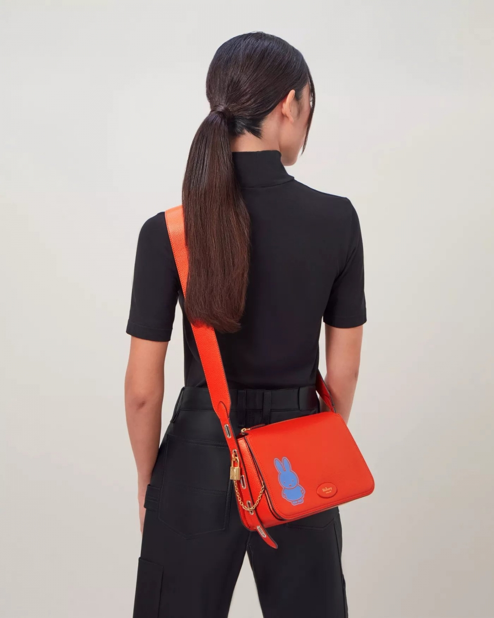 斜背起來也十分時髦又可愛。