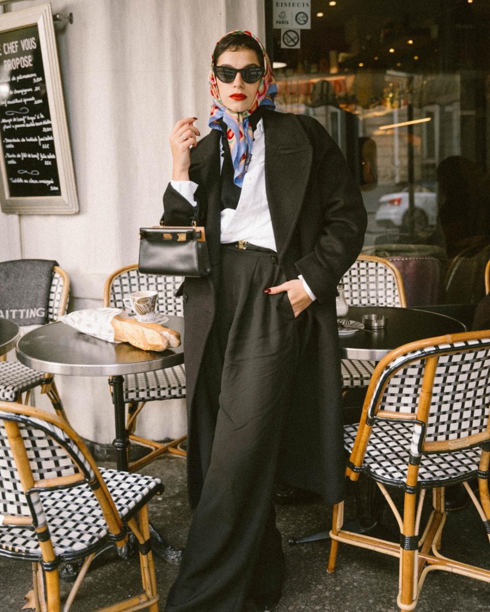 風衣成為造型的主角。