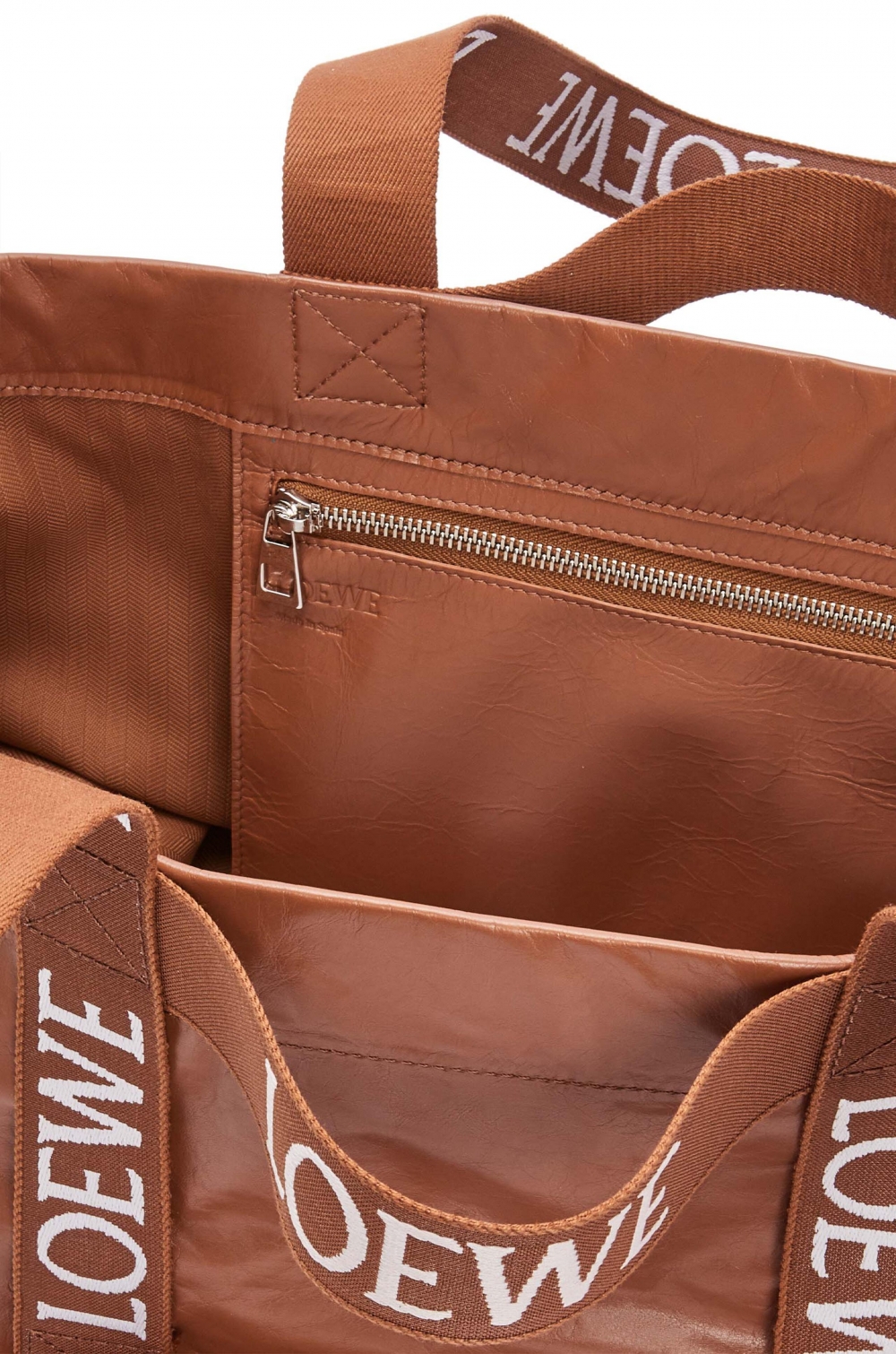 內部配有一個拉鍊內袋。