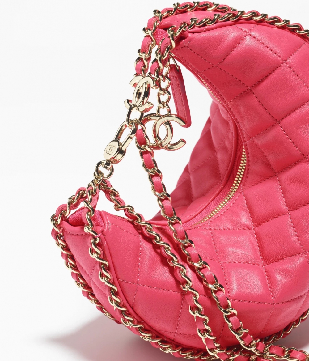 ,CHANEL全新推出的Small Hobo Bag。