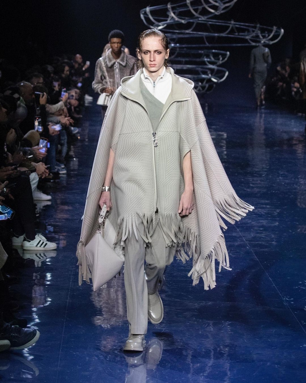 流蘇設計也強勢登場。