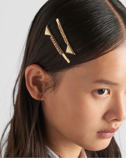 飾有閃亮的水晶。