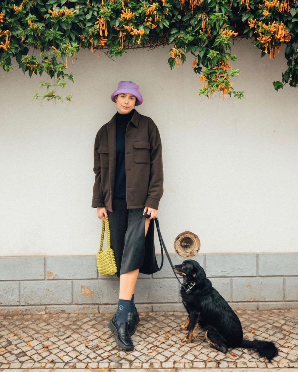 她所搭配的裙裝也有著率性的氣質。