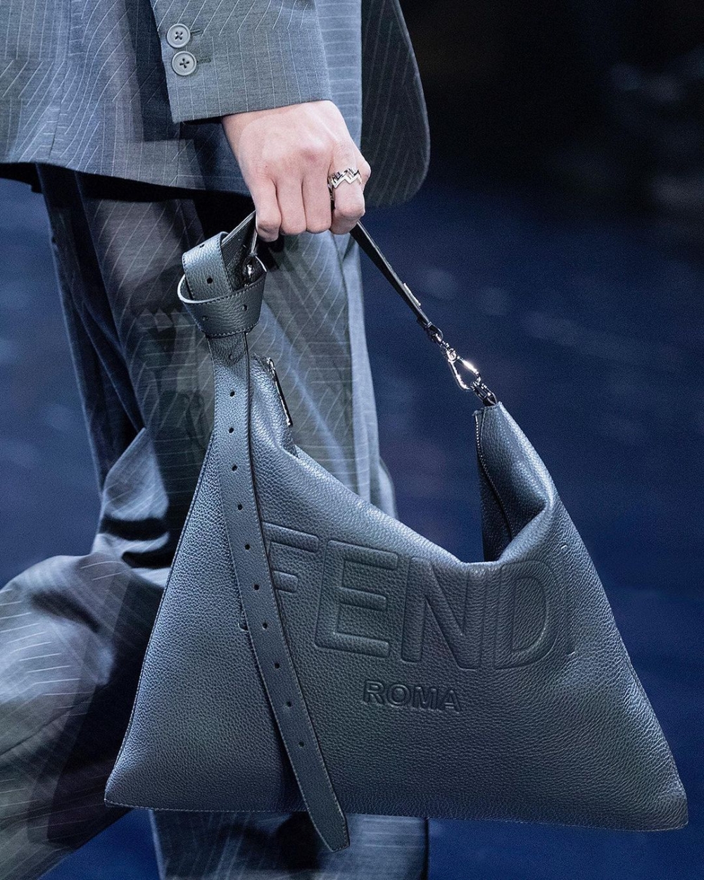 俐落的皮革手袋也是迷人的設計。