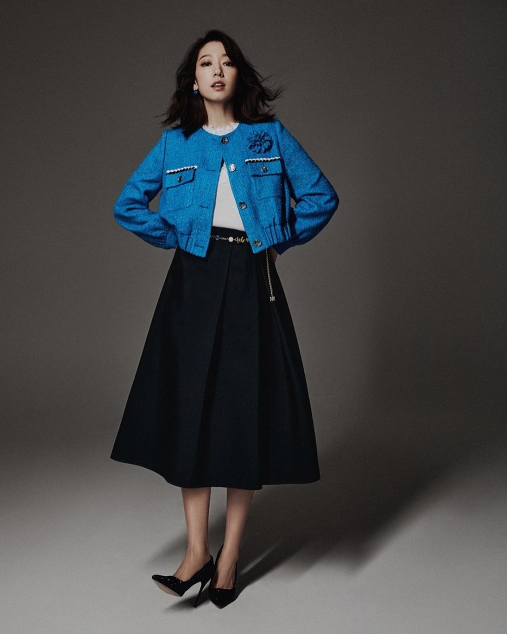 朴信惠也釋出為品牌拍攝的形象照。