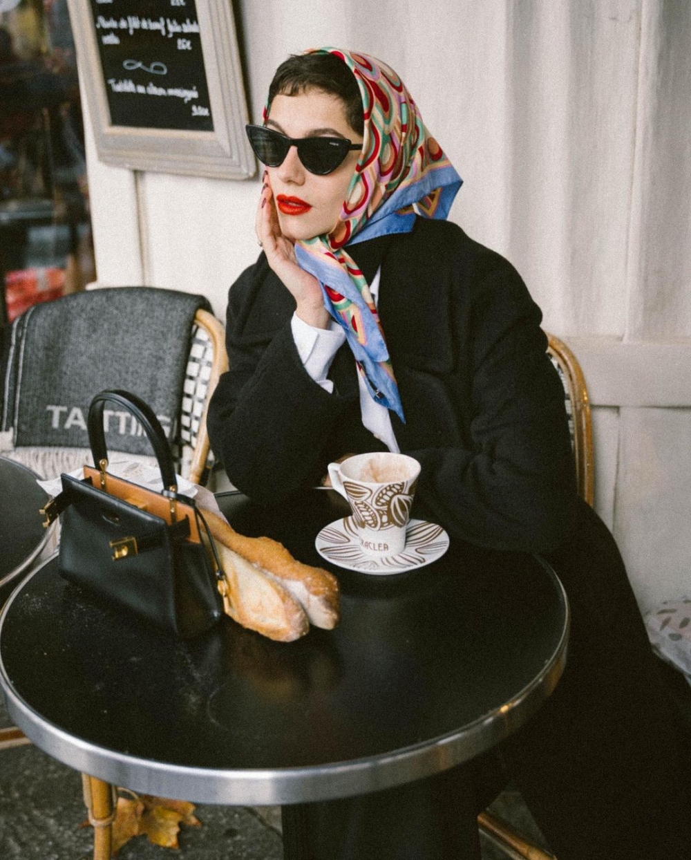 配戴神秘般的墨鏡氣場大大提升。