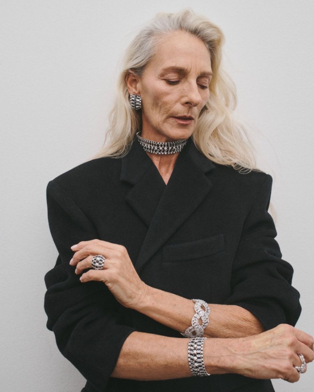 展現出迷人的時上態度。