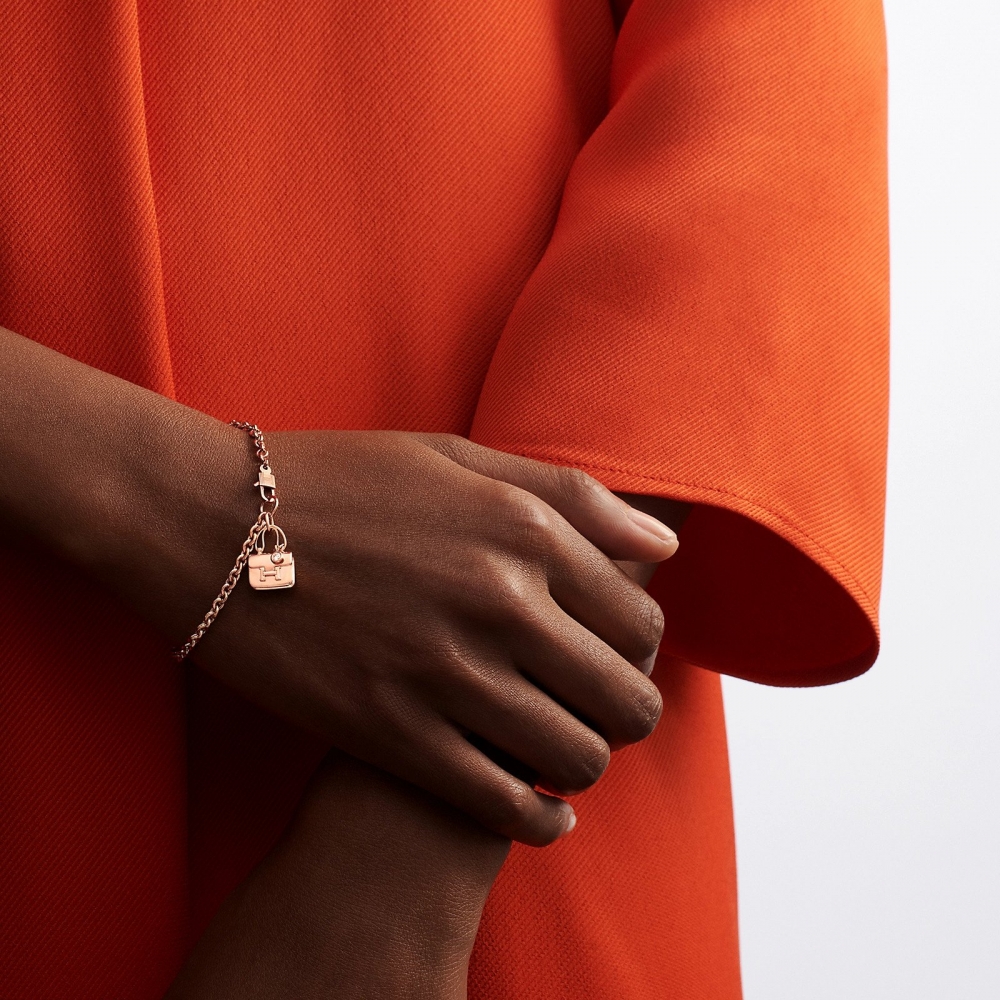 模特兒詮釋Amulettes Constance Bracelet。