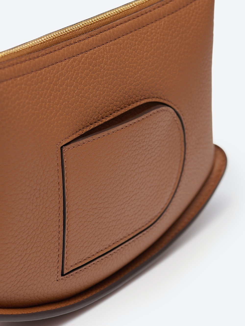 「D」形前置口袋。