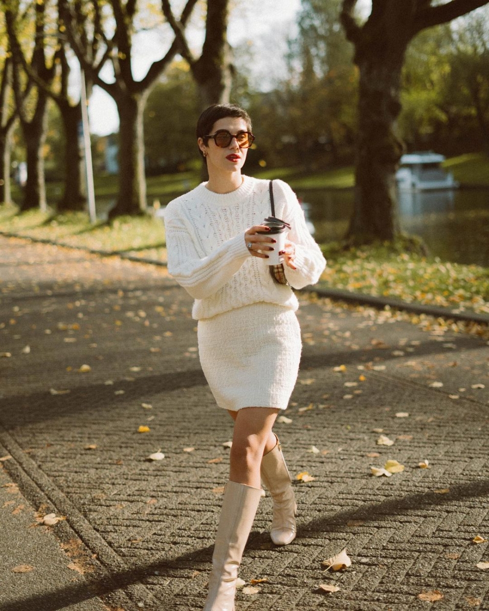 針織毛衣套裝搭配長靴。