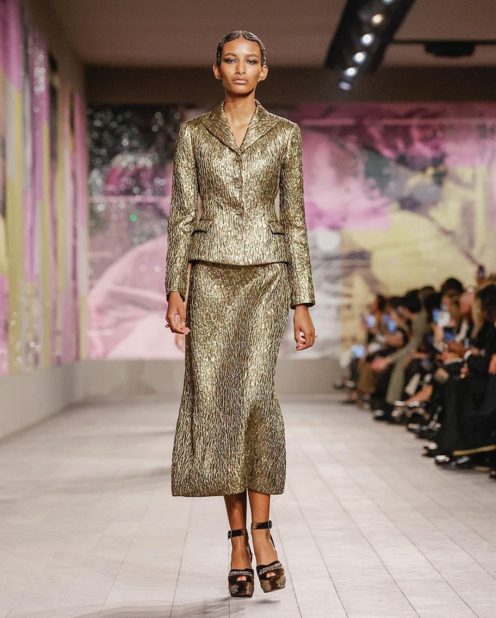 Dior 2023春夏高級訂製系列閃耀著金屬效果。