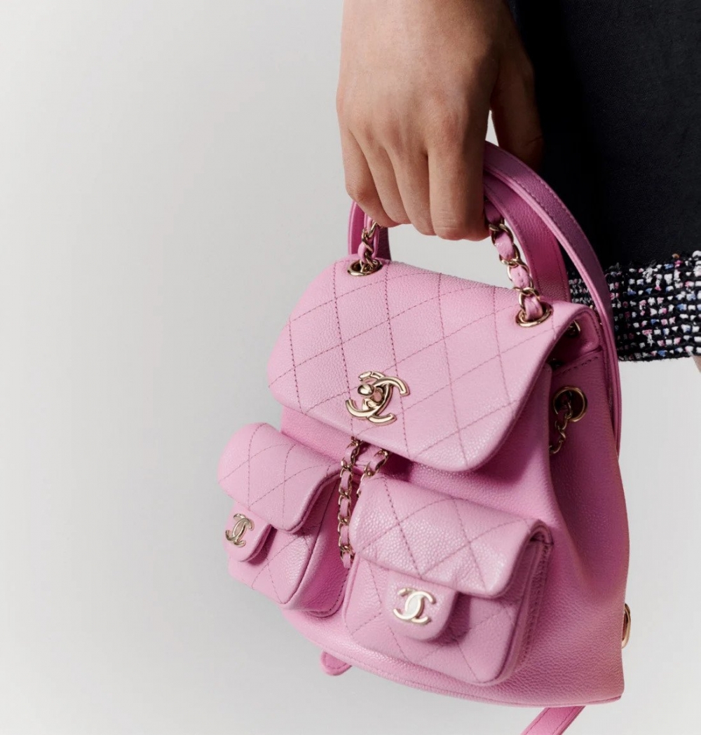 模特兒演繹CHANEL Small Backpack。