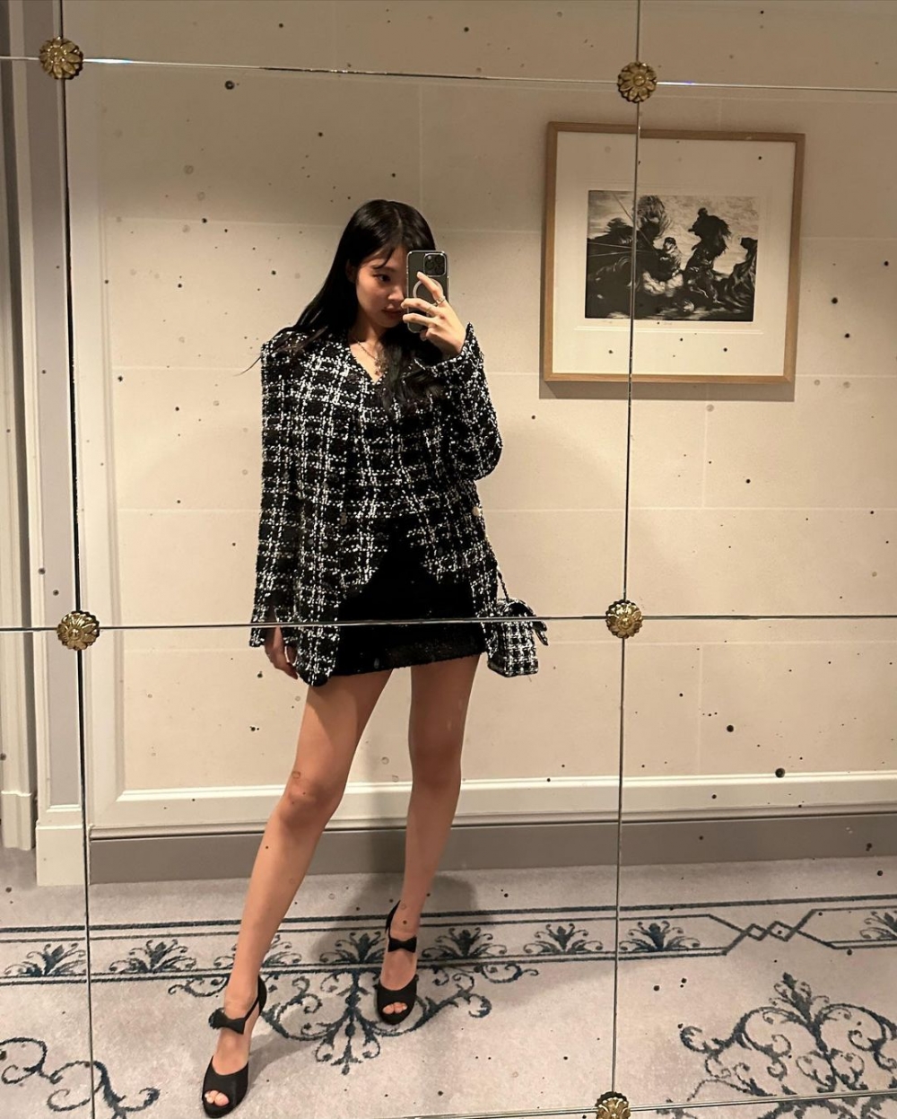 背著同色系的黑白色手袋