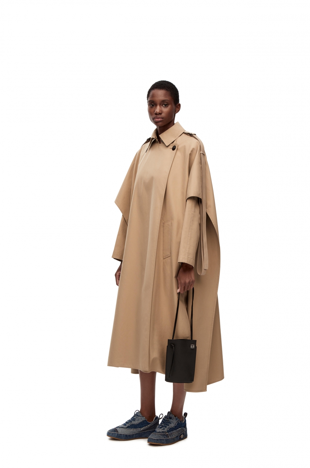 模特兒示範Dice Pocket In Classic Calfskin-Black。