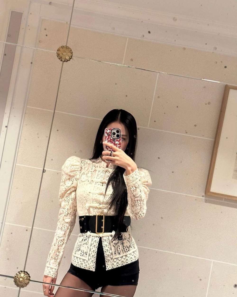 Jisoo身穿Dior時裝登台演出