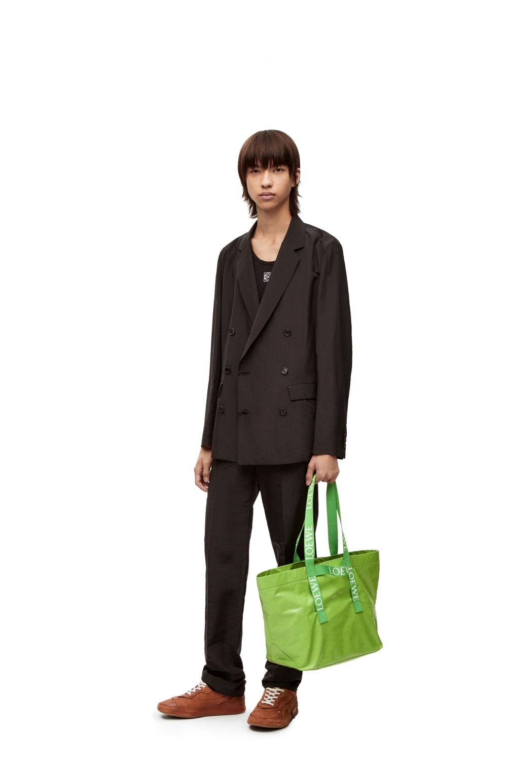 無論肩背或手提都能為造型增添不凡氣息。