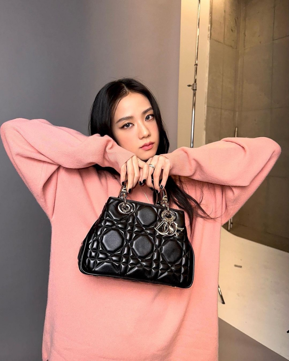 Jisoo率先背上的「Dior Lady 95.22」