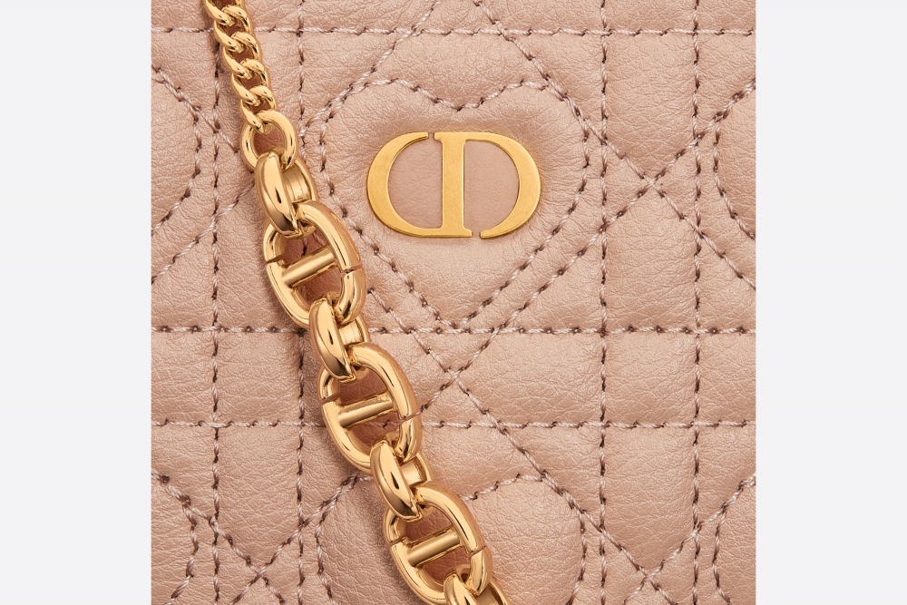 綴以心形主題圖案 Cannage 藤格紋圖案縫線。