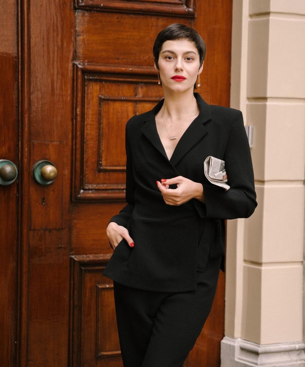 西裝外套以合身剪裁及側綁設計帶出腰身。