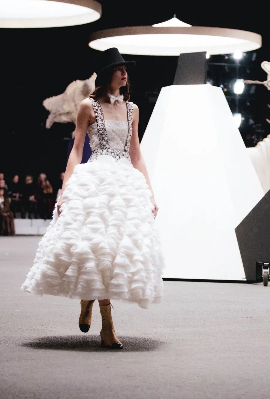 Virginie Viard從遊行儀仗隊女隊長的氣質中擷取春夏系列的靈感。